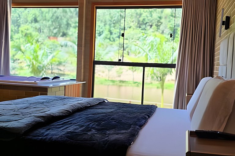 Chalés confortáveis com hidromassagem e vista para lago