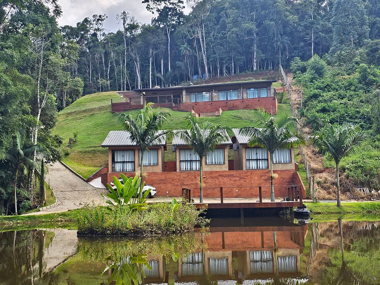 Chalés confortáveis com hidromassagem e vista para lago